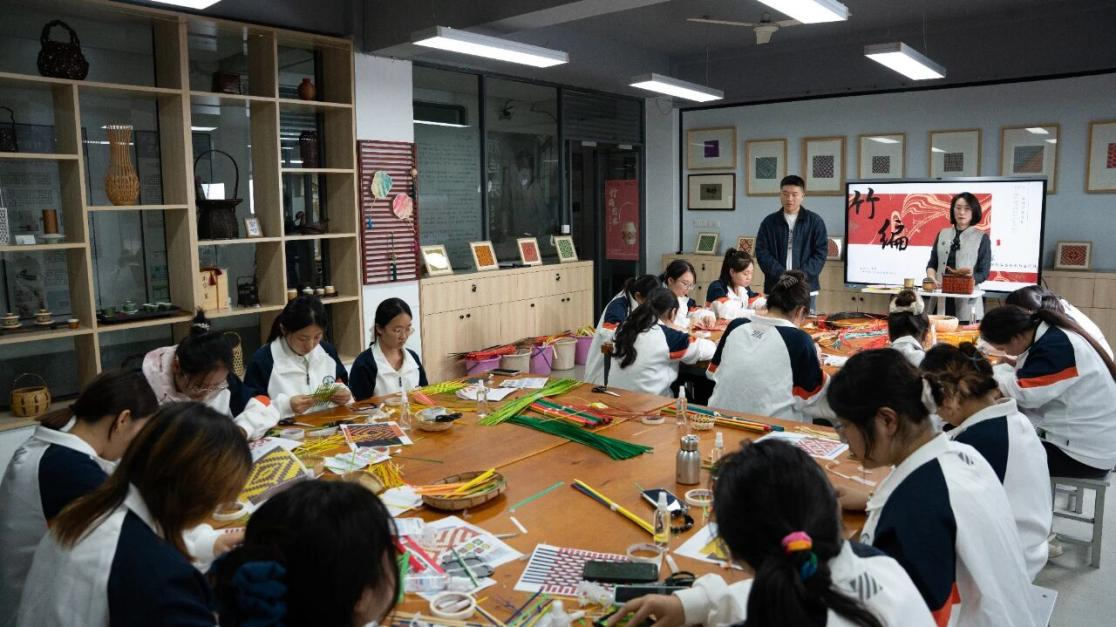 为非遗“添彩”，为青春“赋能”：江苏建院的文化育人新实践
